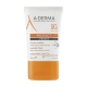 A-derma Protect Pocket Nevidljivi fluid SPF50+  30 ml džepno pakiranje  u ženskoj torbici