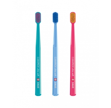 Curaprox četkica za zube 5460 Ultra Soft Žuta četkica u ruci