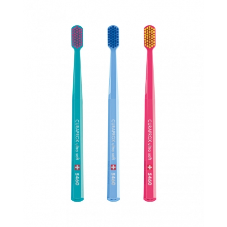 Curaprox četkica za zube 5460 Ultra Soft Žuta četkica u ruci