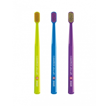 Curaprox četkica za zube 5460 Ultra Soft Trio 3 kom četkica u ruci